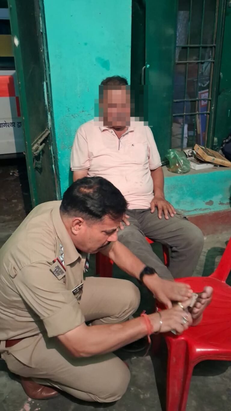 मेले में घायल बुजुर्ग के लिए फरिश्ता बनी बैजनाथ पुलिस; प्रभारी निरीक्षक ने खुद बांधी पट्टी, दो श्रद्धालुओं के गुम मोबाइल भी खोजकर लौटाए