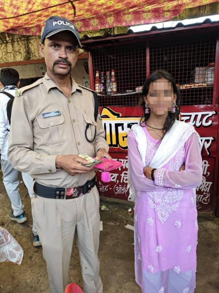 कोट भ्रामरी मेले में पुलिस की ईमानदारी ने जीता दिल; 16 वर्षीय बालिका का खोया पर्स आरक्षी दीपक गोस्वामी ने ढूंढकर लौटाया