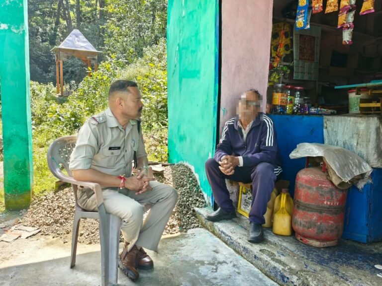 गांव-गांव पहुंची कौसानी और बैजनाथ पुलिस; बुजुर्गों का जाना हाल, महिलाओं को गौरा शक्ति ऐप और ग्रामीणों को साइबर ठगी से बचाव की दी जानकारी