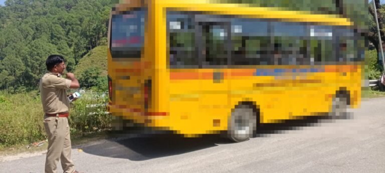 स्कूली बच्चों की सुरक्षा पर बागेश्वर पुलिस की नजर; बसों और वैन की हुई सघन चेकिंग, नियम तोड़ने वालों को सख्त चेतावनी