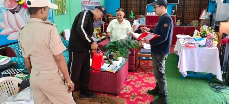 कपकोट में स्कूल और उप डाकघर की फायर सेफ्टी परख; अकार्यशील अग्निशामक मिलने पर नोटिस, सुरक्षा व्यवस्था दुरुस्त करने के निर्देश