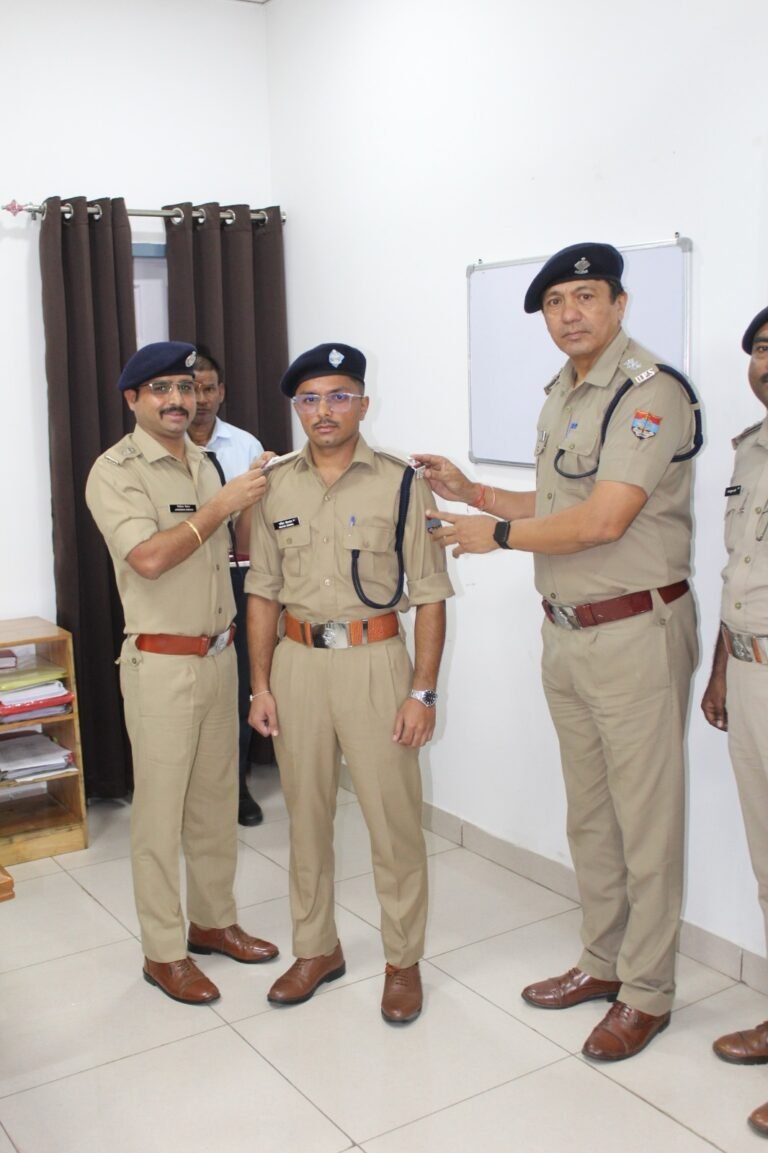 बागेश्वर पहुंचे नवनियुक्त अग्निशमन द्वितीय अधिकारी सचिन सेमवाल; एसपी ने शुभकामनाएं देकर सौंपा प्रशिक्षण को लेकर मार्गदर्शन