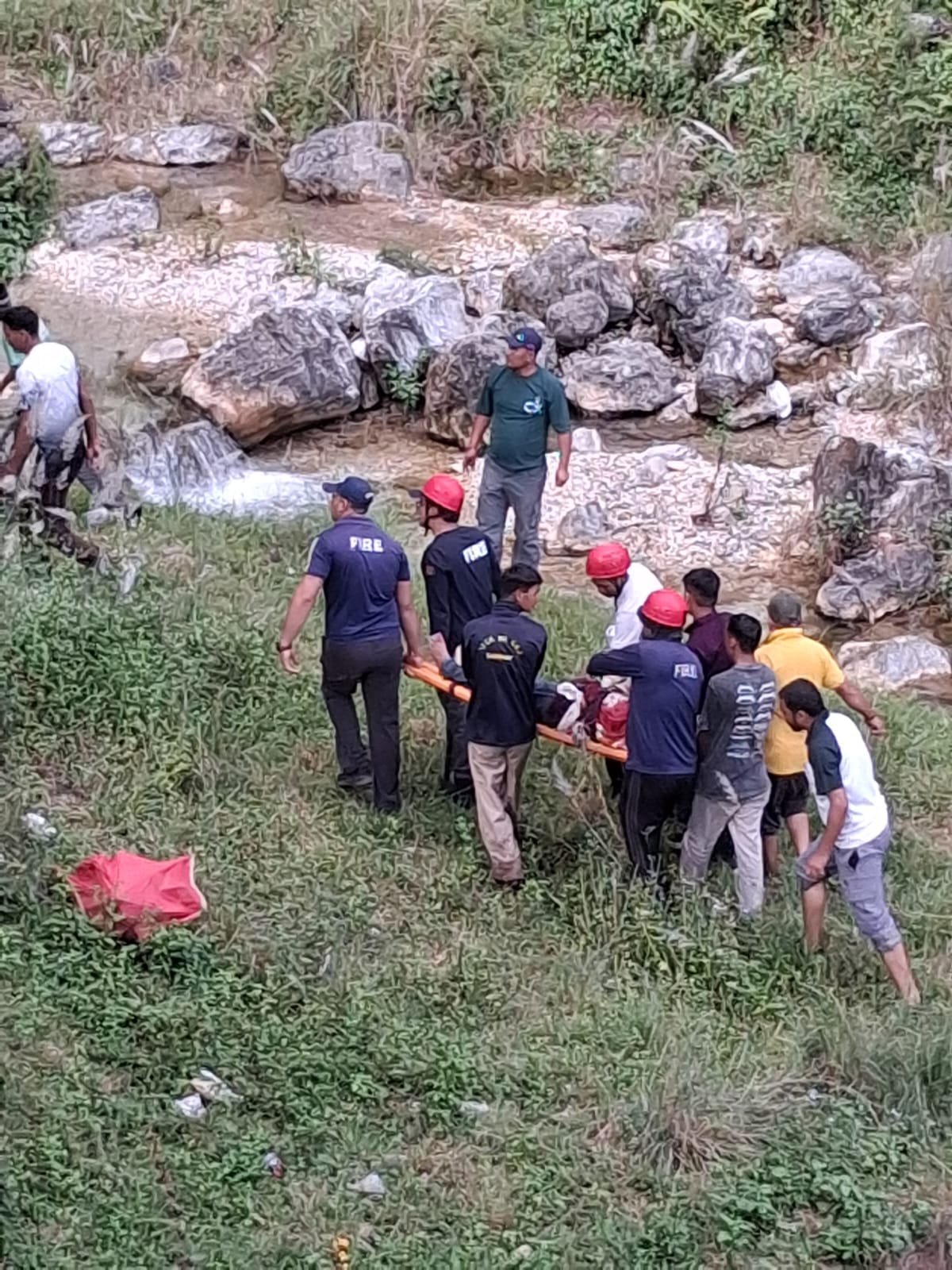 शामा रोड पर 50 मीटर गहरी खाई में गिरी कार, फायर सर्विस और पुलिस ने किया त्वरित रेस्क्यू