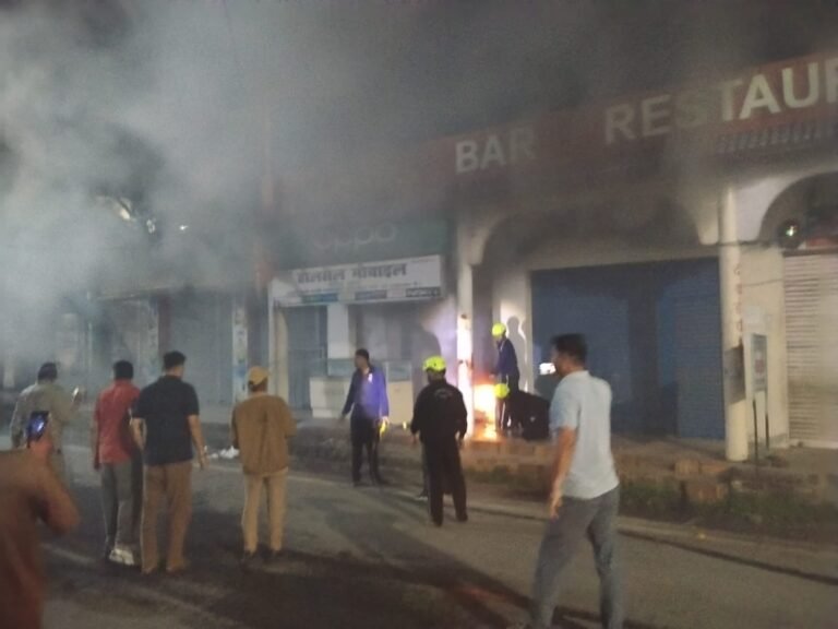 आधी रात मोबाइल दुकान में भड़की भीषण आग, फायर सर्विस की तत्परता से बचा बाजार; आसपास की दुकानें सुरक्षित