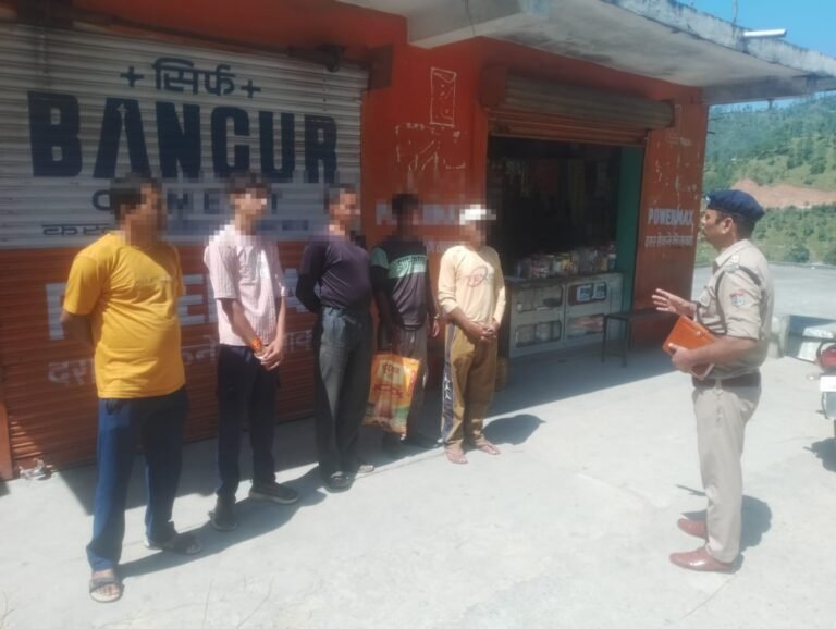 बागेश्वर पुलिस की ‘सुरक्षा पाठशाला’: खनोली, भटखोला और खोलसीर में युवाओं-ग्रामीणों को बताए साइबर ठगी, नशे और महिला सुरक्षा से बचाव के तरीके