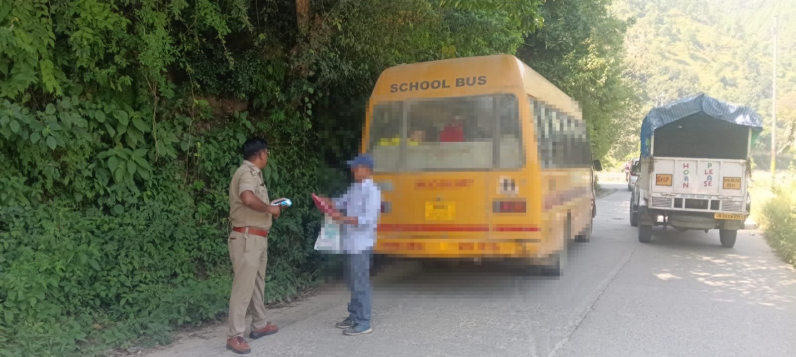 स्कूली बच्चों की सुरक्षा को लेकर बागेश्वर पुलिस सख्त, ओवरलोड स्कूली वाहन का कोर्ट चालान; स्कूल बसों की सुरक्षा व्यवस्था जांची