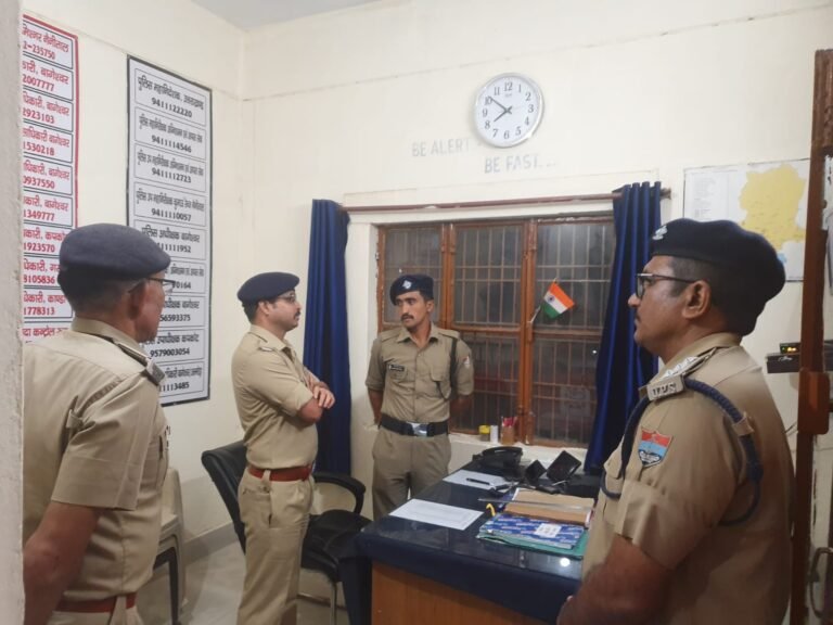 देर शाम फायर स्टेशन पहुंचे एसपी बागेश्वर, उपकरणों और तैयारियों का लिया जायजा; 24×7 अलर्ट रहने के निर्देश