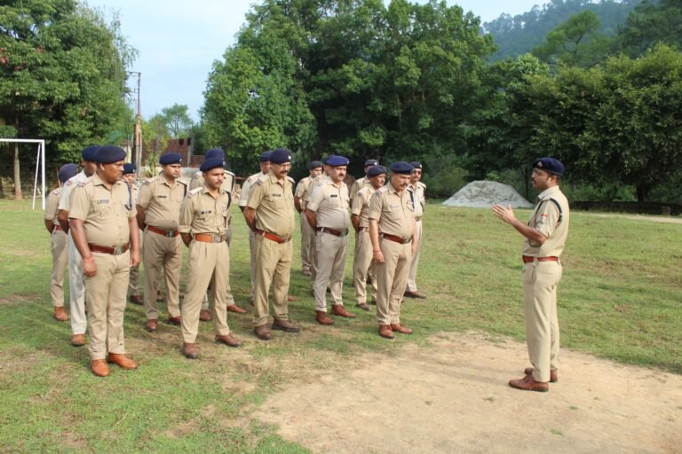 पुलिस लाइन मालता में एसपी जितेन्द्र मेहरा ने परेड का किया निरीक्षण, विवेचना में लापरवाही पर कार्रवाई की चेतावनी