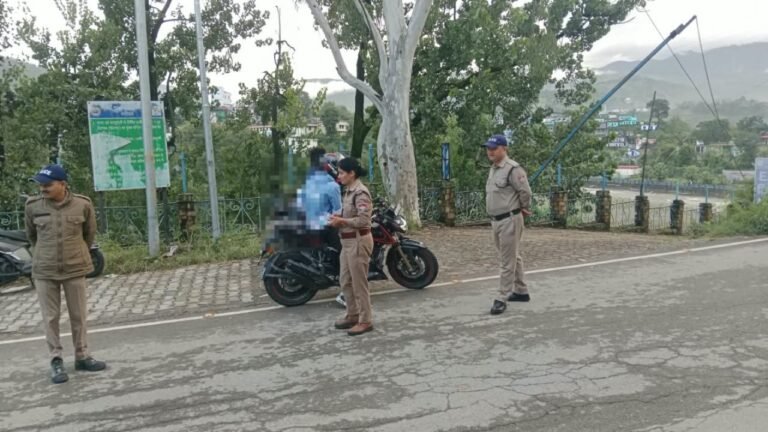 ऑपरेशन प्रहार: बागेश्वर में 39 वाहन चालकों पर कार्रवाई, 8 व्यक्तियों के चालान