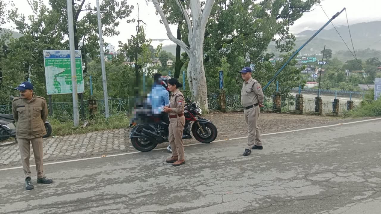 ऑपरेशन प्रहार: बागेश्वर में 39 वाहन चालकों पर कार्रवाई, 8 व्यक्तियों के चालान