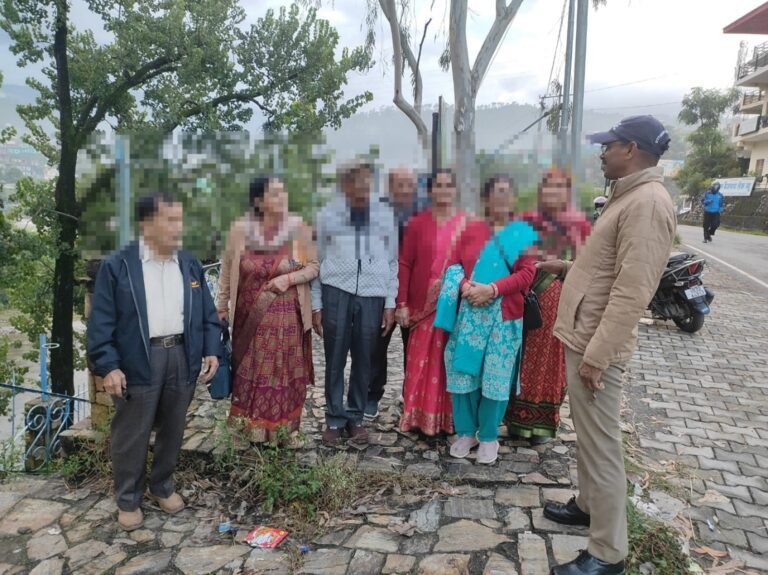 गांव-गांव पहुंची बागेश्वर पुलिस, बुजुर्गों का जाना हाल; महिलाओं को गौरा शक्ति ऐप और साइबर सुरक्षा की जानकारी