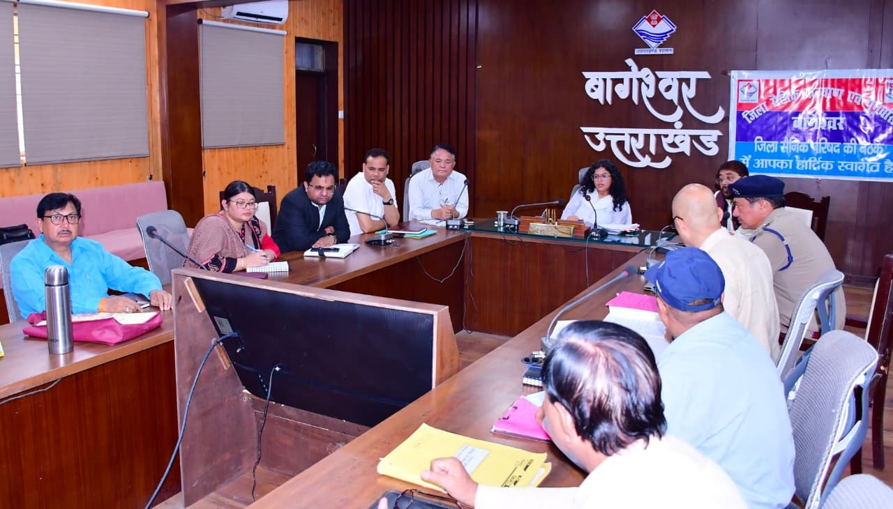 पूर्व सैनिकों और आश्रितों के प्रकरण प्राथमिकता से निस्तारित करें: डीएम अपूर्वा पाण्डे