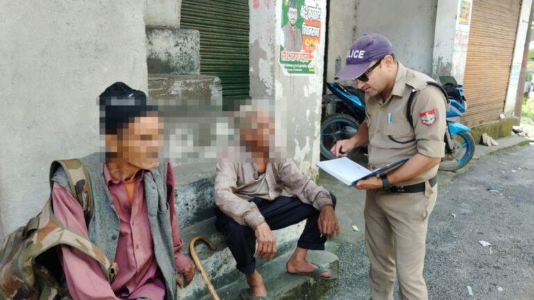 बुजुर्गों के घर पहुंची झिरौली पुलिस, जाना हाल-चाल; डिजिटल अरेस्ट और साइबर ठगी से बचाव की दी जानकारी