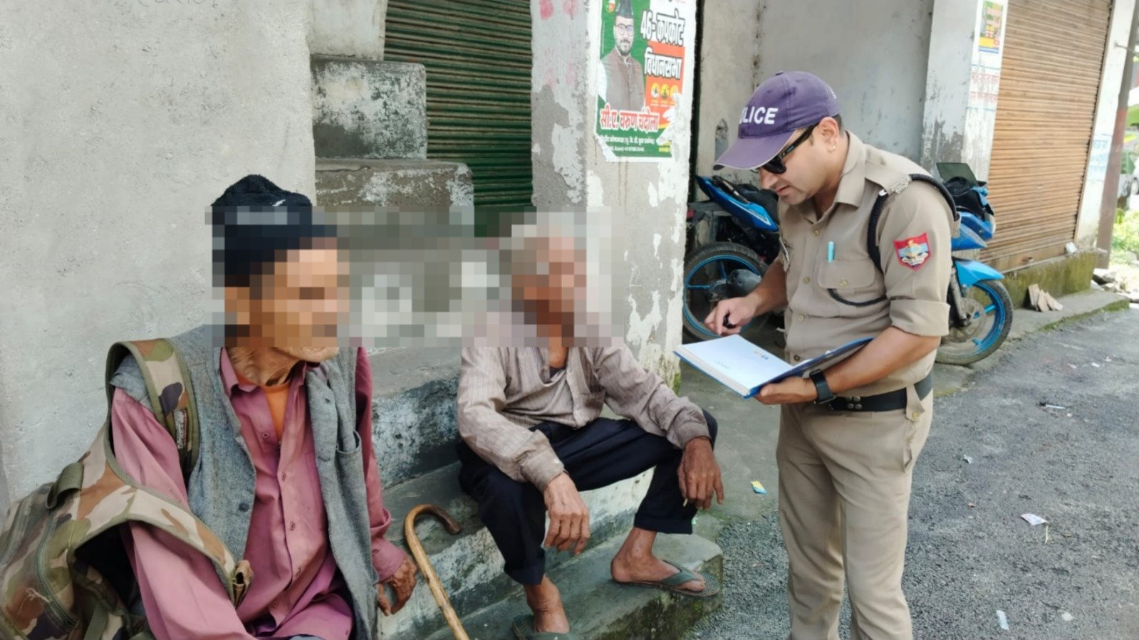बुजुर्गों के घर पहुंची झिरौली पुलिस, जाना हाल-चाल; डिजिटल अरेस्ट और साइबर ठगी से बचाव की दी जानकारी
