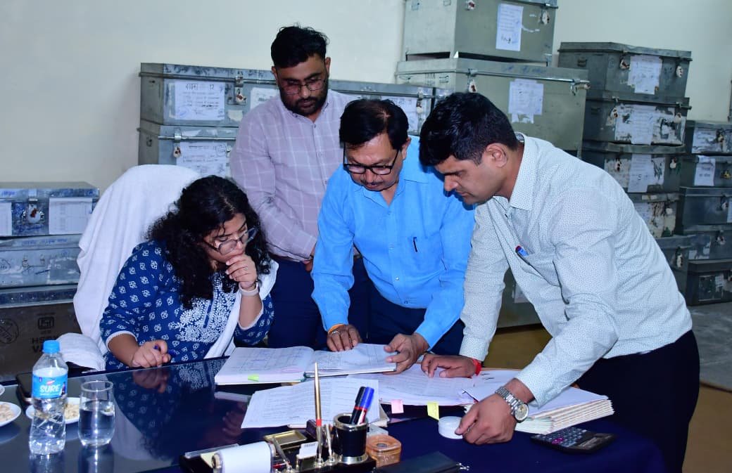 जिलाधिकारी ने जिला कोषागार का किया अर्धवार्षिक निरीक्षण, अभिलेखों और सुरक्षा व्यवस्थाओं का लिया जायजा
