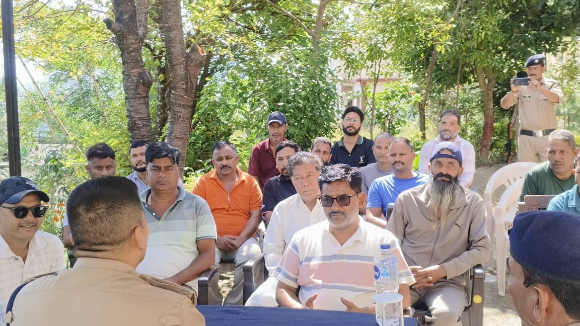 कांडा में सीओ कपकोट की व्यापारियों और जनप्रतिनिधियों के साथ बैठक, साइबर अपराध व नशे पर चर्चा
