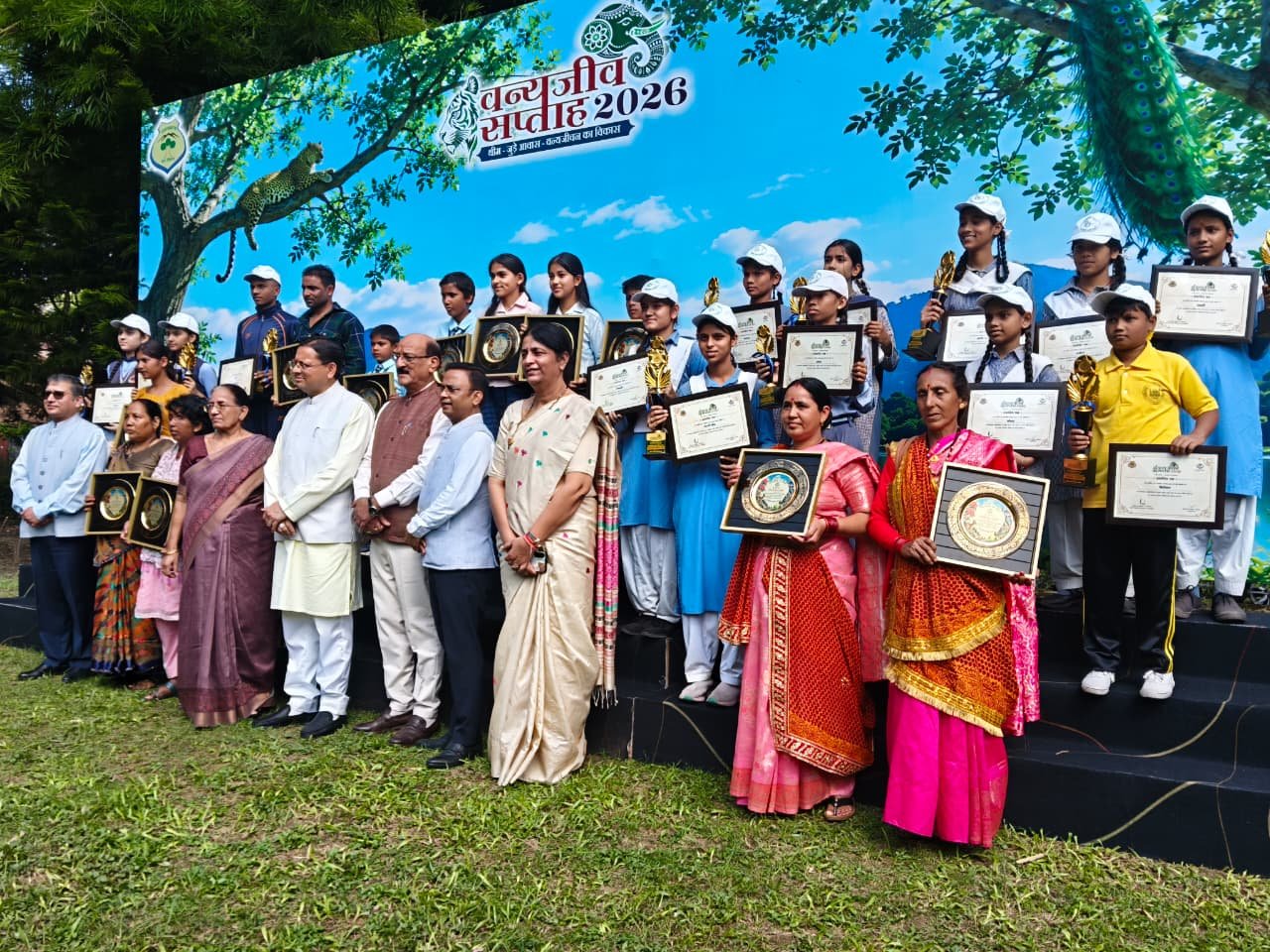 गुलदार के सामने नहीं हारी हिम्मत, पाटली की प्रेमा और हेमा जोशी को मुख्यमंत्री ने किया सम्मानित