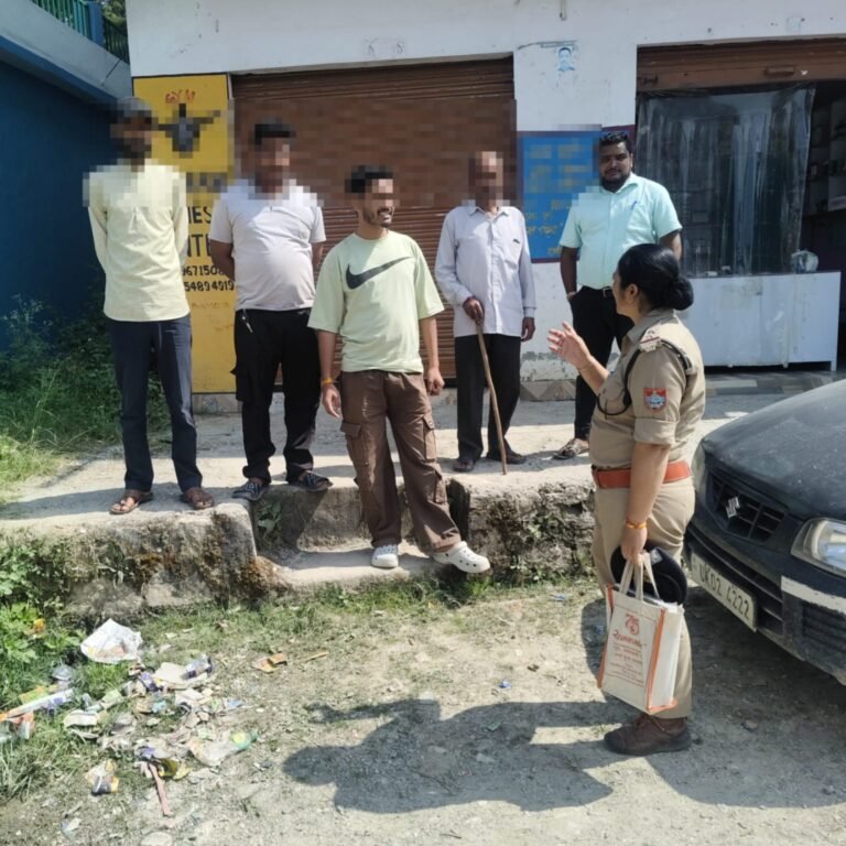 बागेश्वर के दूरस्थ गांवों में पुलिस की सुरक्षा पाठशाला, बुजुर्गों से लेकर युवाओं तक को जागरूक किया