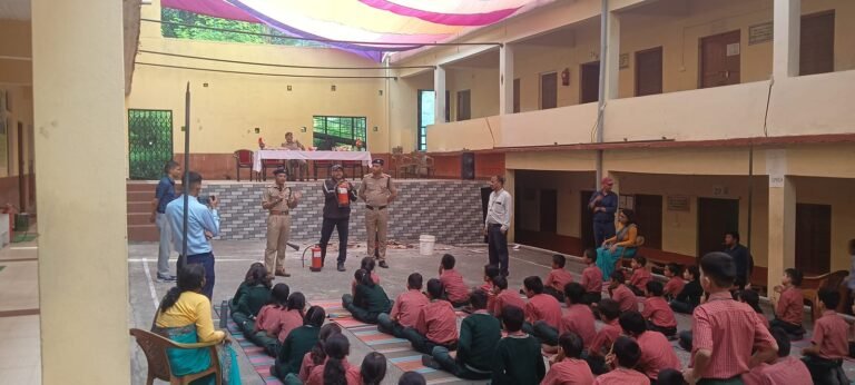 तुपेड़ के उत्तरायण एकेडमी में लगी आग से बचाव की पाठशाला, फायर टीम ने दिया लाइव डेमो