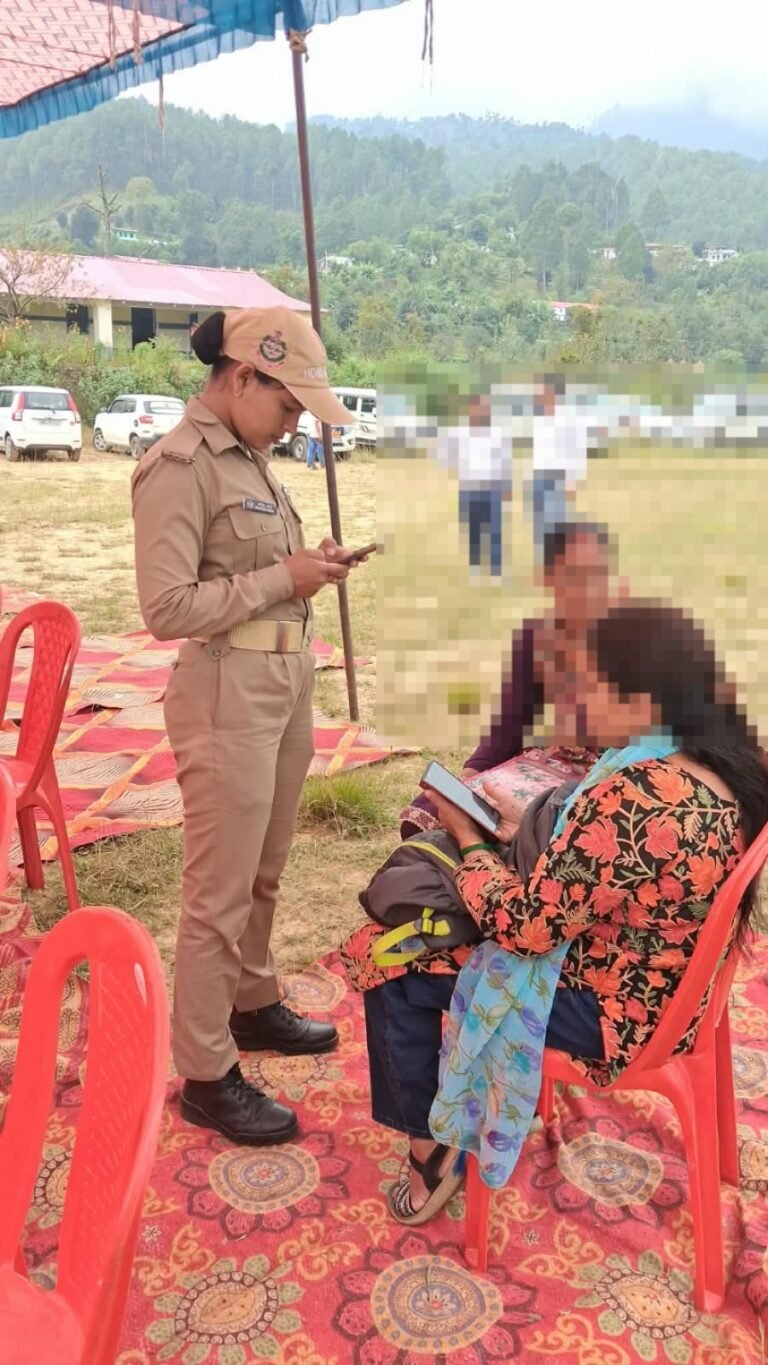 गांव-गांव पहुंची कौसानी-बैजनाथ पुलिस, बुजुर्गों का जाना हाल, महिलाओं को गौरा शक्ति ऐप की दी जानकारी