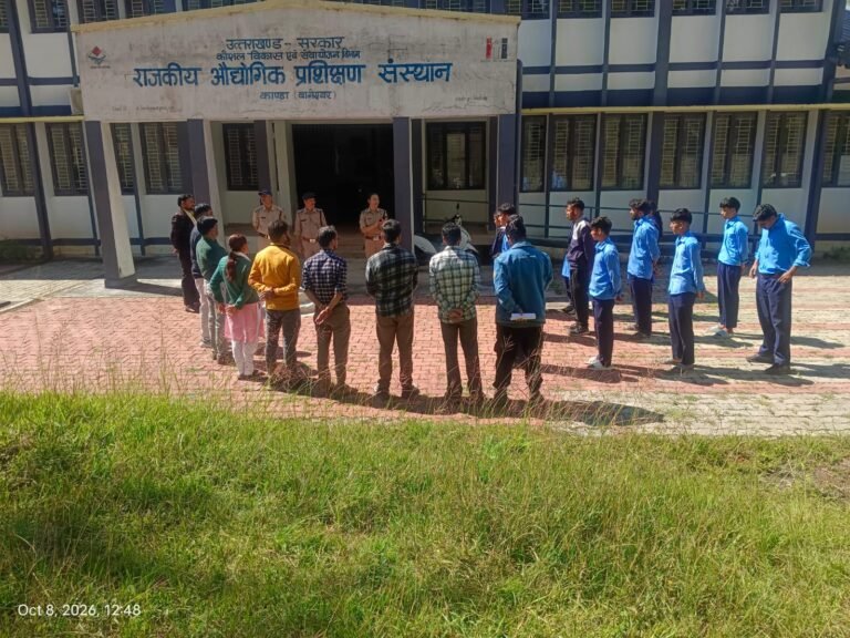 दुर्गम पहाड़ों में पहुंची बागेश्वर पुलिस, ग्रामीणों से किया सीधा संवाद; साइबर ठगी, नशे और महिला सुरक्षा पर दी अहम जानकारी