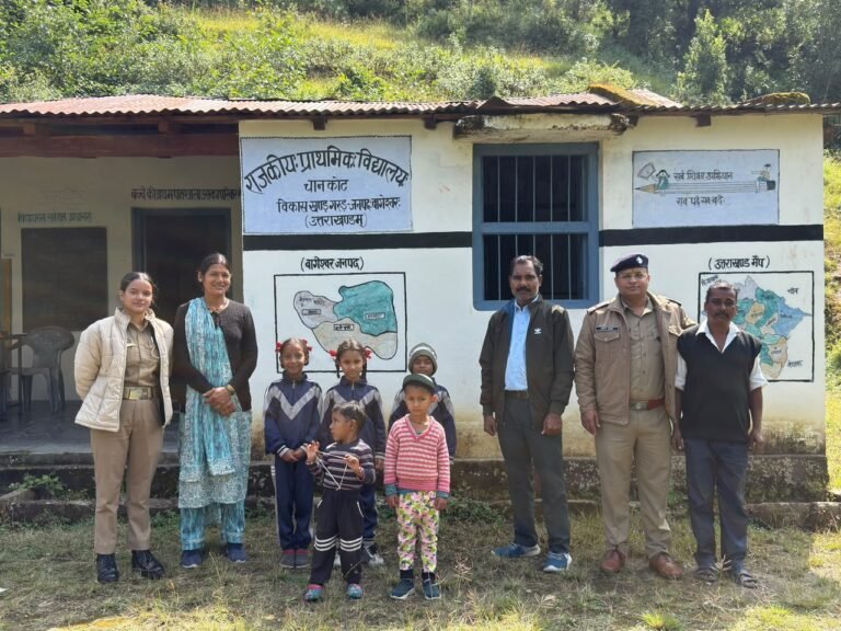 साइबर ठगी से बचाव के लिए कौसानी पुलिस की पहल, डोबा गांव और चानंकोट स्कूल में चलाया जागरूकता अभियान