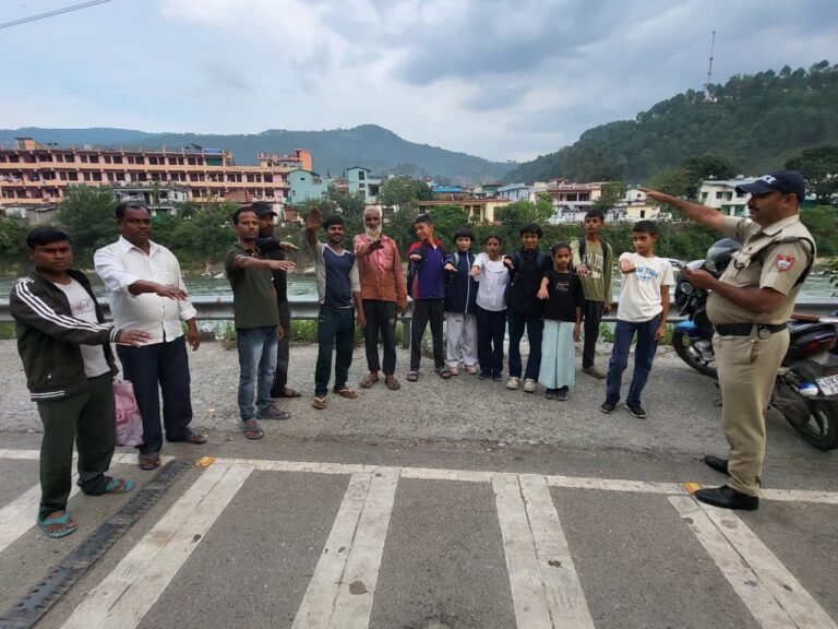बागेश्वर पुलिस का जन-जागरूकता अभियान: साइबर ठगी से बचाव, महिला सुरक्षा और वरिष्ठ नागरिकों की सुरक्षा पर दिया जोर
