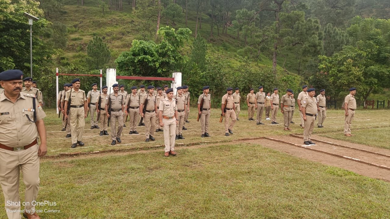 बागेश्वर पुलिस की मंगलवार परेड में अनुशासन, शस्त्राभ्यास और फिटनेस पर जोर