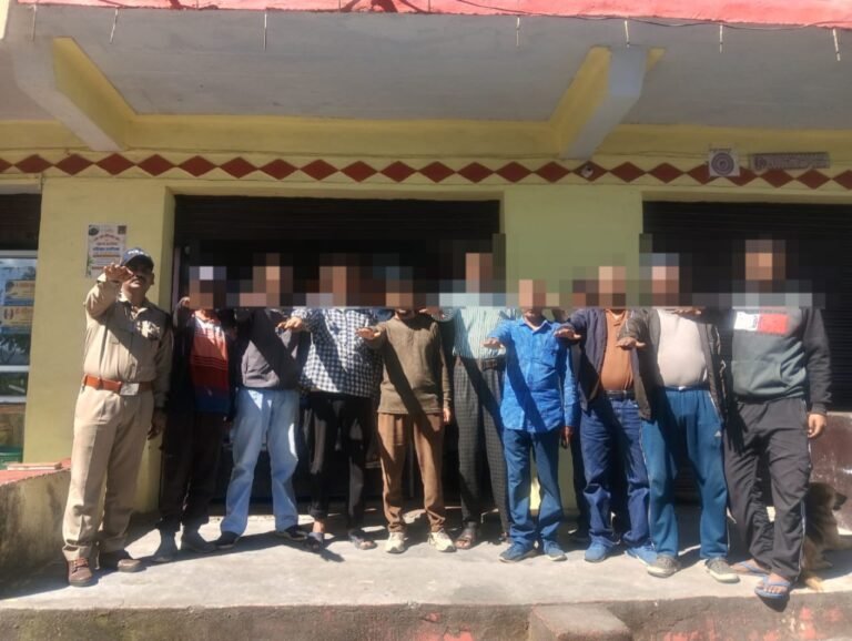 डिजिटल ठगी से बचाव के लिए बागेश्वर पुलिस की पहल, छात्रों और ग्रामीणों को किया जागरूक