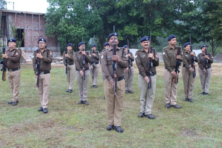 बागेश्वर पुलिस की साप्ताहिक परेड में दिखा अनुशासन, जिम्नास्टिक प्रतियोगिता के विजेता जवान सम्मानित