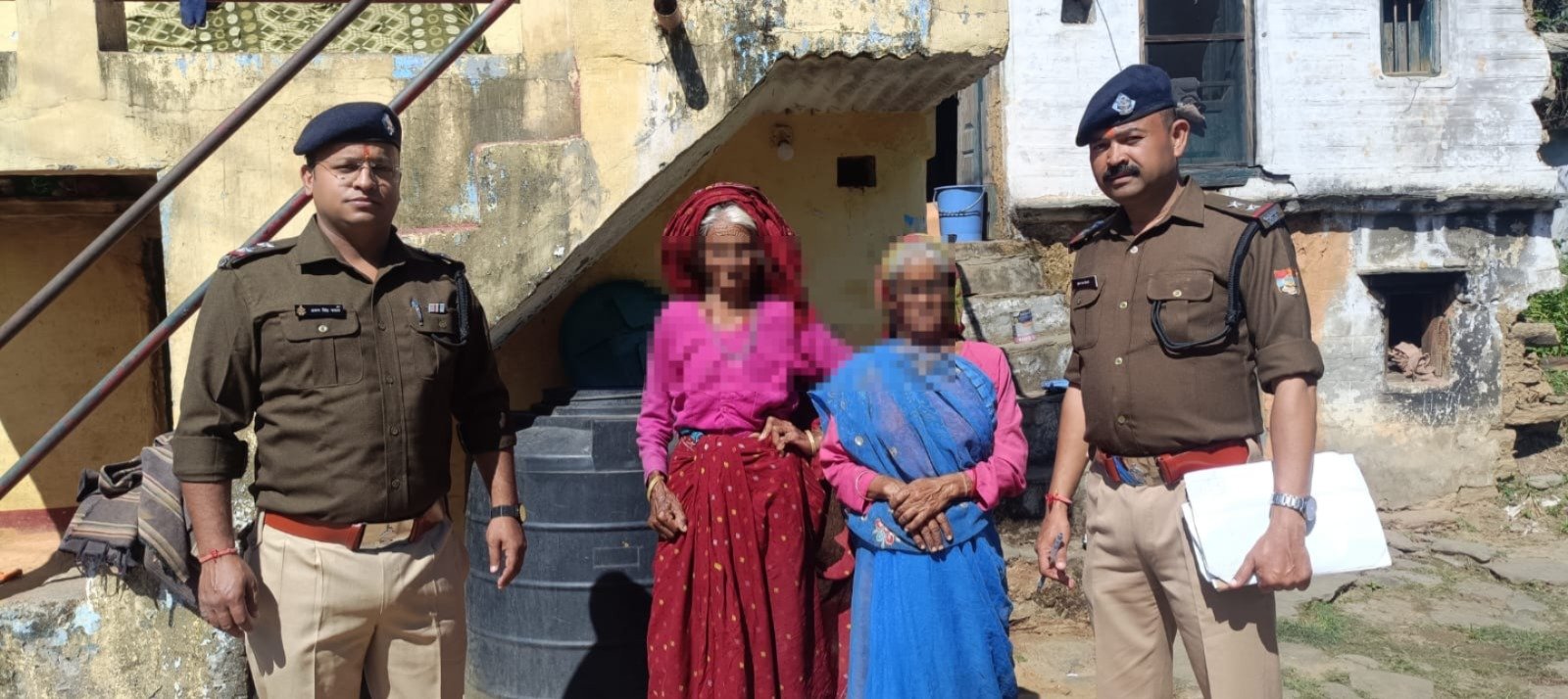 कौसानी पुलिस की पहल: गांव-गांव पहुंचकर बुजुर्गों का जाना हाल, महिलाओं को गौरा शक्ति ऐप की दी जानकारी
