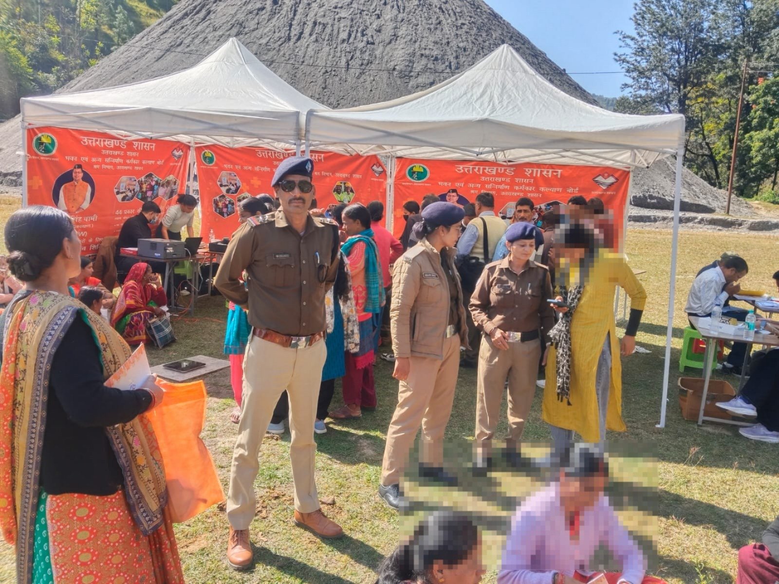 कौसानी पुलिस की पहल: गांव-गांव पहुंचकर बुजुर्गों का जाना हाल, महिलाओं को गौरा शक्ति ऐप की दी जानकारी