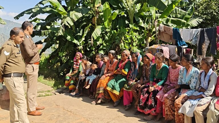 बागेश्वर: सुदूरवर्ती गांव जांठा पहुंची झिरौली और शामा पुलिस, ग्रामीणों को साइबर ठगी से बचाव के बताए तरीके