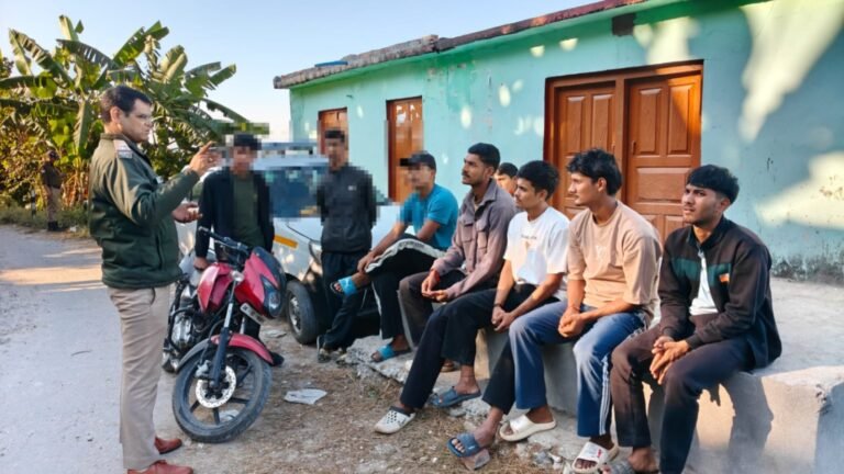 बागेश्वर पुलिस की अनूठी पहल: दुर्गम गांवों में बुजुर्गों के द्वार पहुंची पुलिस, 95 वर्षीय महिला का जाना हाल-चाल