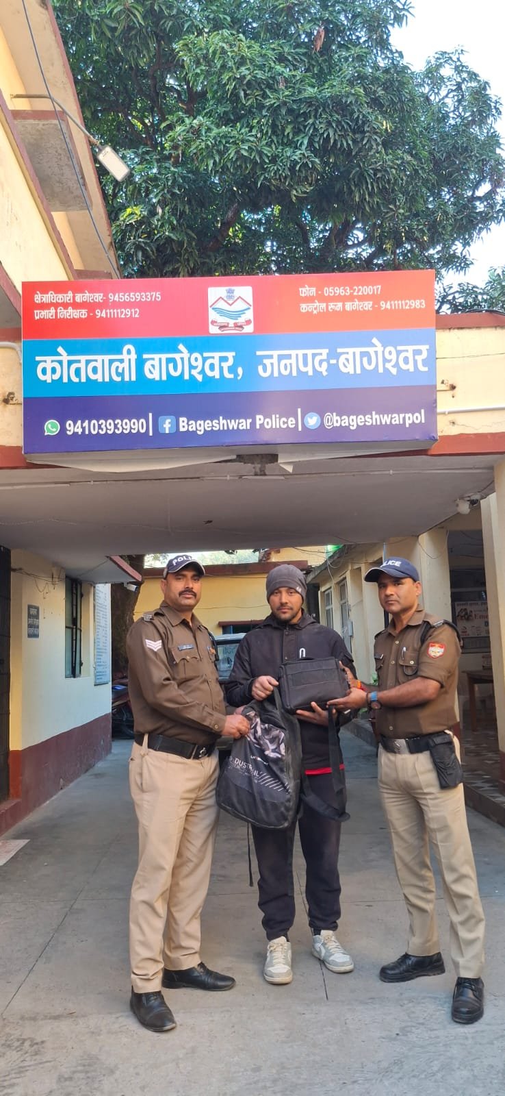 बागेश्वर पुलिस ने लौटाई मायूस चेहरे की मुस्कान, 60 हजार रुपये का कैमरा और बैग खोजकर मालिक को सौंपा
