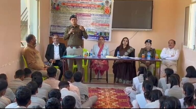 बागेश्वर पुलिस का सुरक्षित बचपन और डिजिटल साक्षरता अभियान, 500 से अधिक पम्पलेट बांटकर ग्रामीणों को किया जागरूक