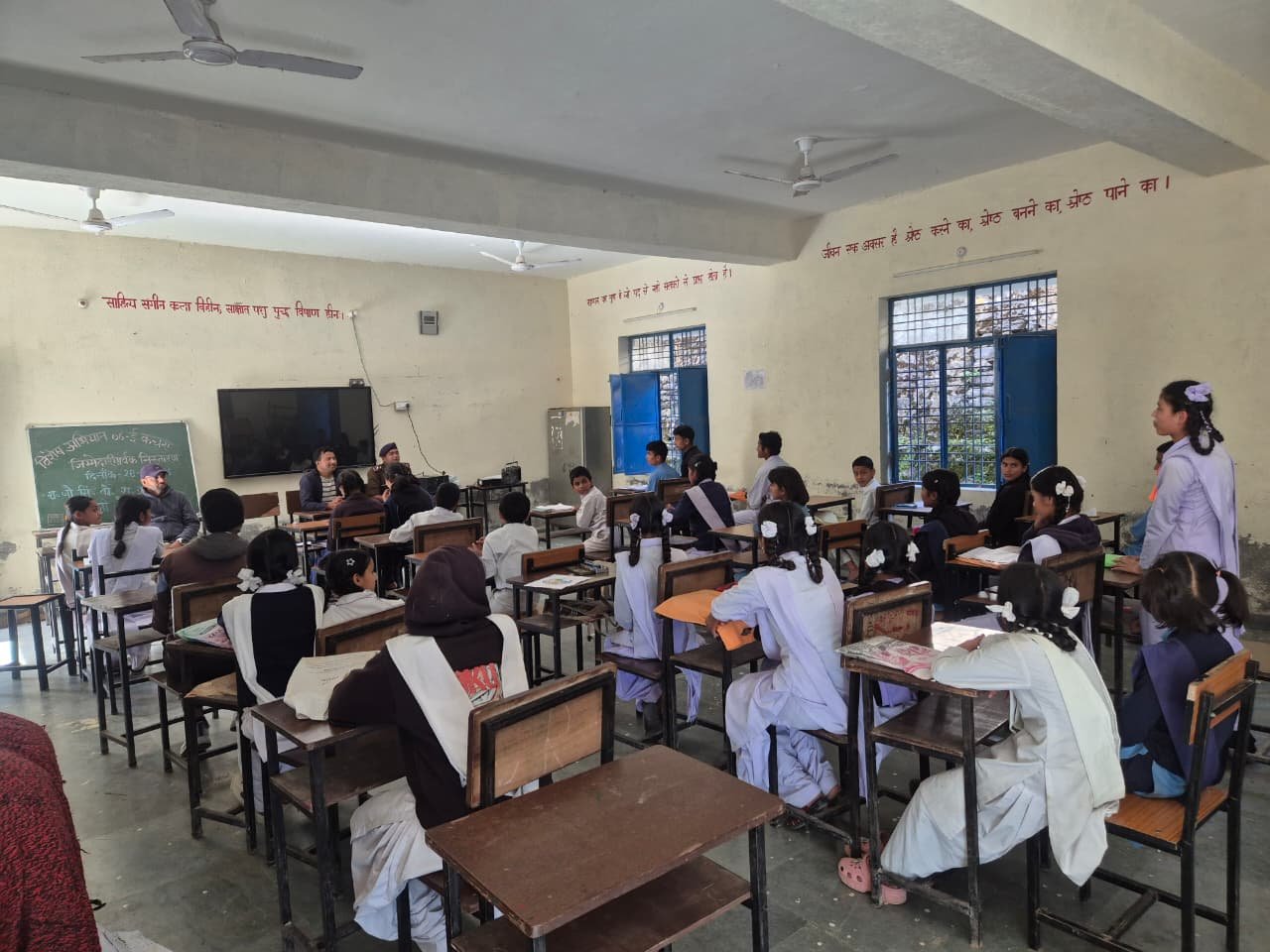 बागेश्वर में कम्युनिटी पुलिसिंग महाअभियान: बच्चों को साइबर सुरक्षा की सीख, बुजुर्गों का जाना हाल; गांवों में बांटे जागरूकता पंपलेट