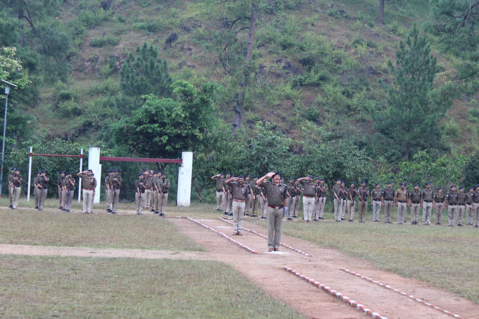 बागेश्वर पुलिस की साप्ताहिक परेड, एसपी जितेन्द्र मेहरा ने किया निरीक्षण; जवानों का बढ़ाया उत्साह